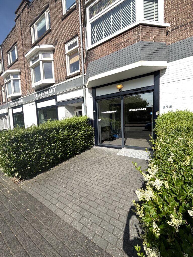 Ingang Fysiotherapie Leidsevaart aan de Leidsevaart 254 in Haarlem